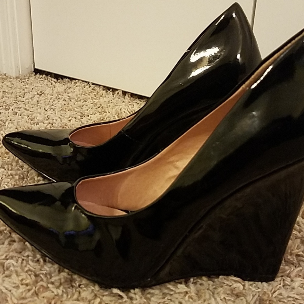 Black patent pointed to wedges.